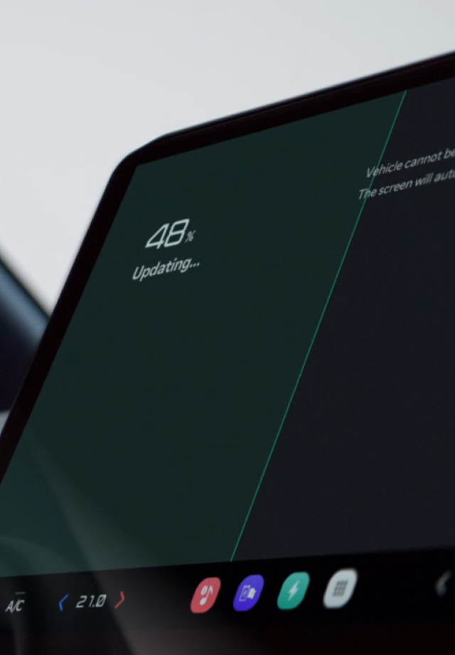 Infotainment-Bildschirm mit laufendem Over-the-Air-Update.
